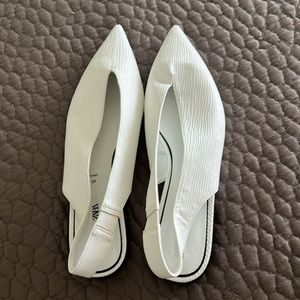 Zara slingback flat shoes. Size 40. White. New
